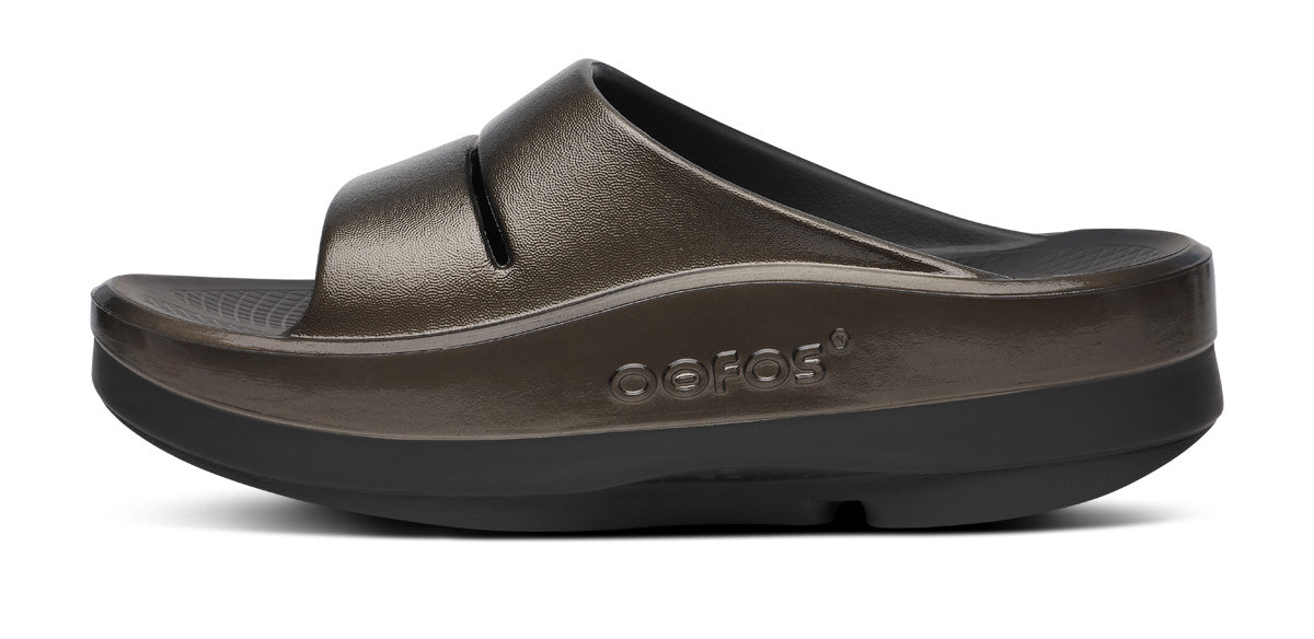 Women's OOmega OOahh Stacked Sandal - Titanium Mirror
