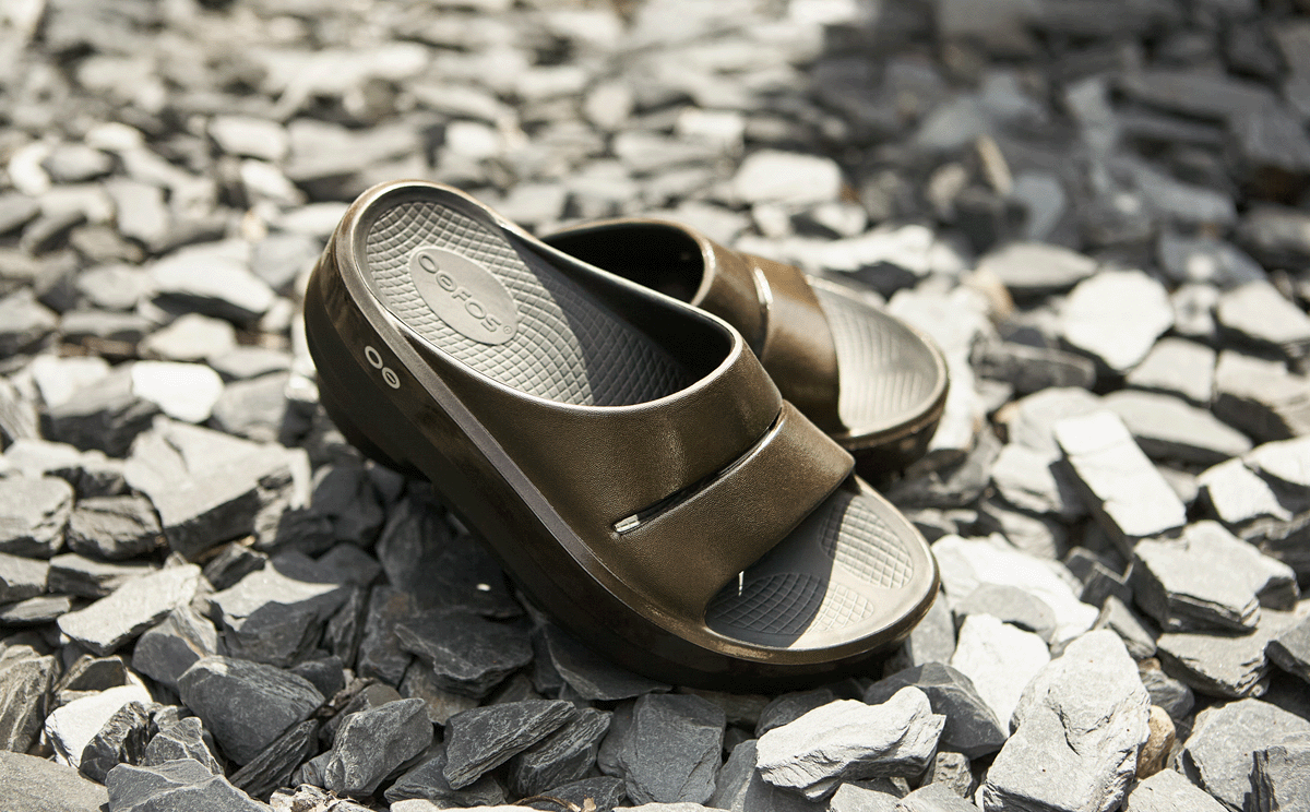 Women's OOmega OOahh Stacked Sandal - Titanium Mirror