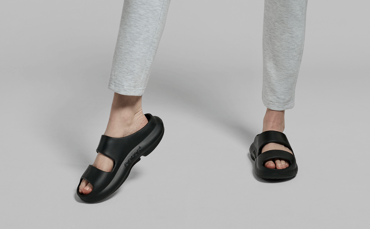 Women's OOyea Slide Sandal - Black