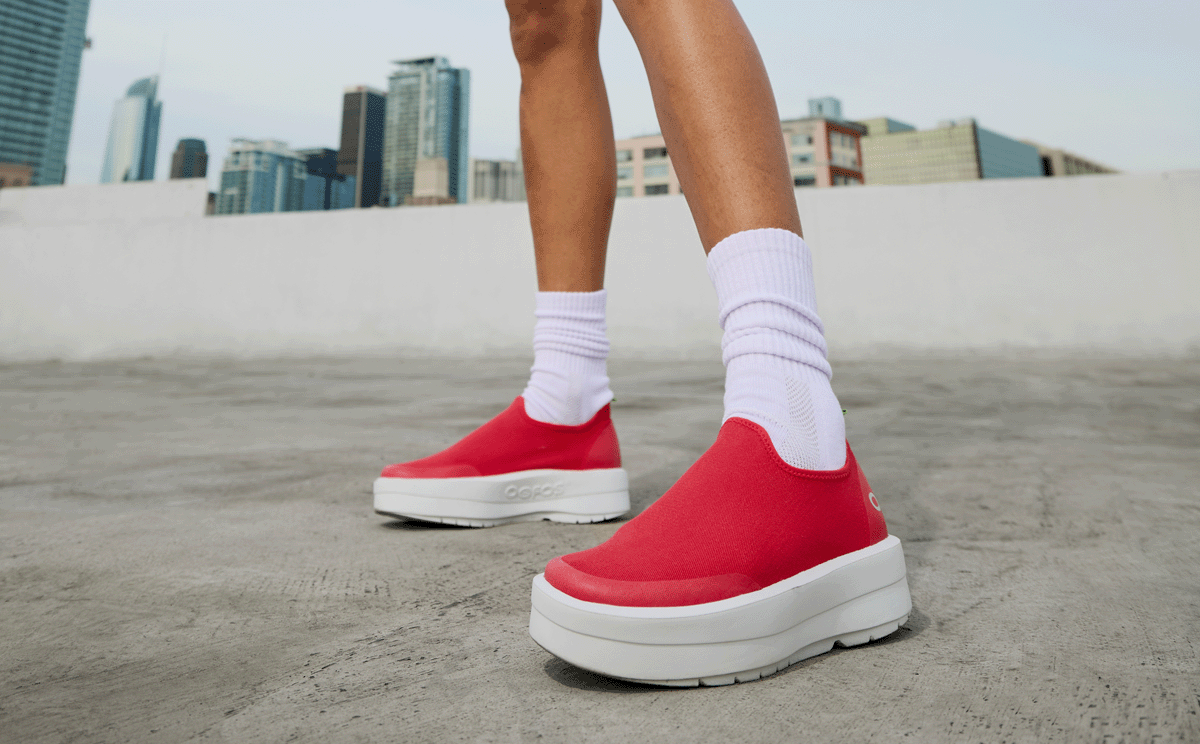 Women's OOmega eeZee Low Shoe - Neon Berry
